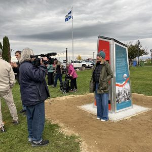 Présentation d’une borne d’interprétation à un groupe de visiteurs à Petite-Rivière-Saint-François.